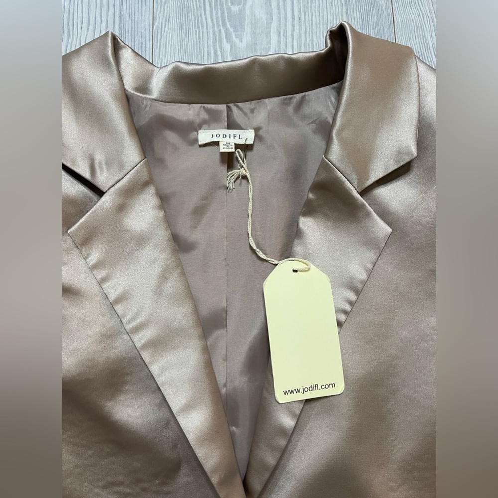 Silky Dinner Blazer 🤍 - Picture 5 of 5
